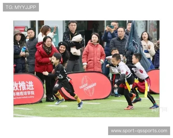 足球球星儿子现场爆笑表情引全场笑声 父子互动萌态十足